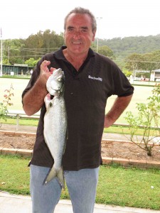  Winner of the largestfish Paul Shultz with his 3.5kg Jewfish. 