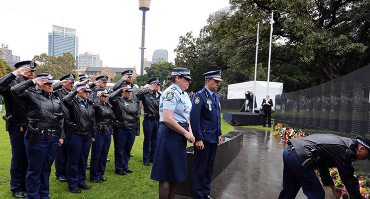 2.Port Stephens LAC Officers laying their wreath