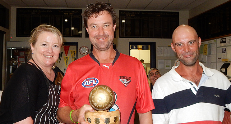 : The winners of the Corporate Day "Golden Bowl" Justine and Steve Jones, from Queen Kitchen, with Luke Gliwa.