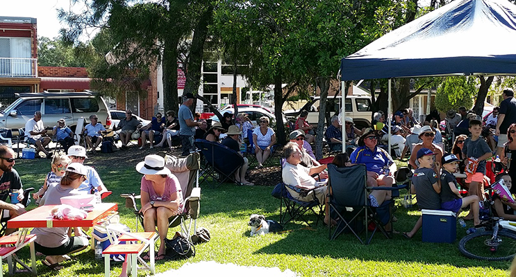 The event draws a solid crowd of locals, relaxing with picnics and drinks, listening to the live music on the waterfront. 