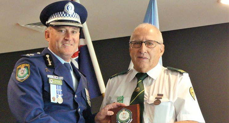 Manning Great Lakes Superintendent Peter Thurtell presents the Commander’s Plaque of Appreciation to Peter Mostyn. Photo Supplied