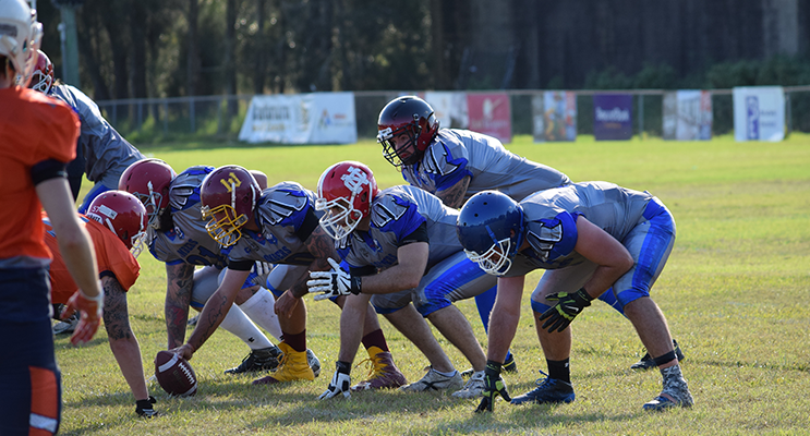 Bombers prepare to snap the ball against the Miners. Photo by TM Fotos   Photos by TM Fotos   