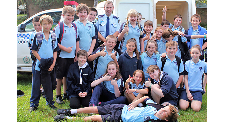 Liaison Officer Senior Constable Stephen Jefferies with BCS primary students. 
