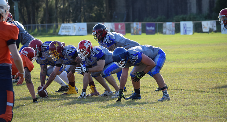 Bombers prepare to snap the ball against the Miners. Photo by TM Fotos  