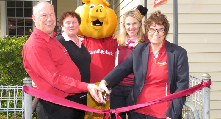 Roger and Judy Dixon, Bendigo Bank Mascot Piggy, Port Macquarie Branch Manager Kerry Lumby with Northern and Central Coast District Regional Manager Kim Rowley.