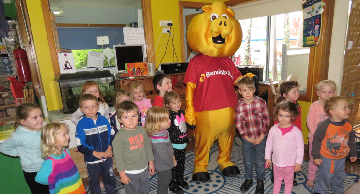 Bendigo Bank Mascot Piggy makes a surprise visit to Bulahdelah Preschool. 