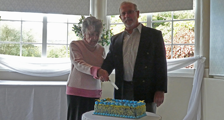 Foundation members Margaret and Laurie Dicker cutting the Probus birthday cake.