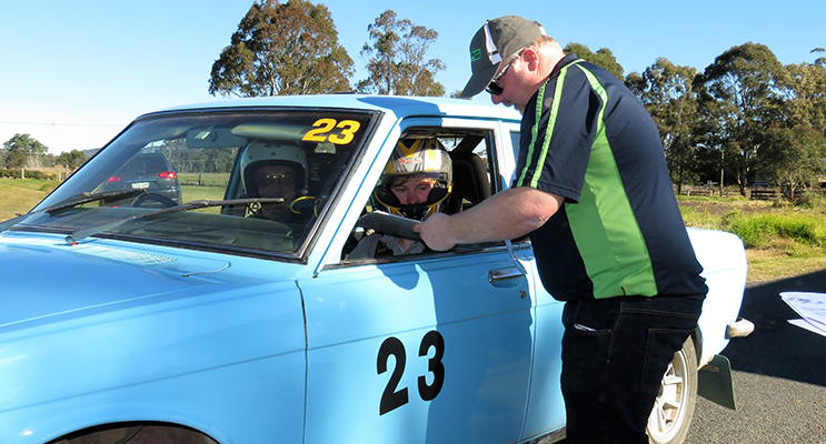 AMSAG official Jamie Neale gives instructions to driver Peter Houghton and navigator Julian Bylhouwer at Bulahdelah Showground. 