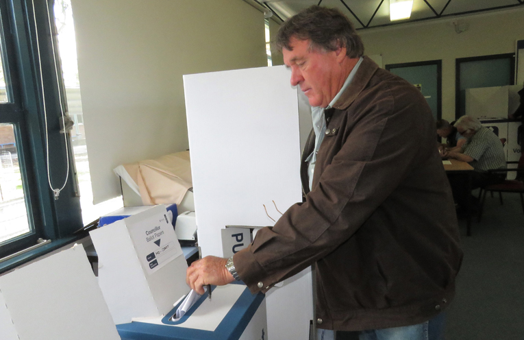 Brian Ede casts his vote in Bulahdelah.