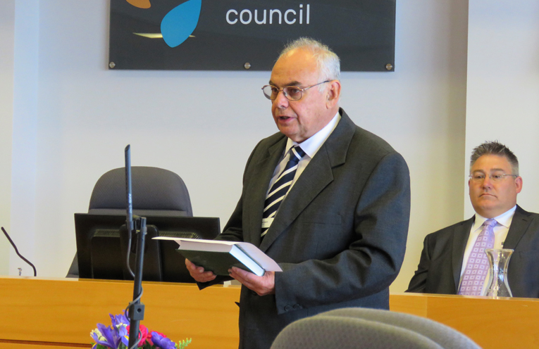 Councillor Len Roberts takes his Oath of Office.