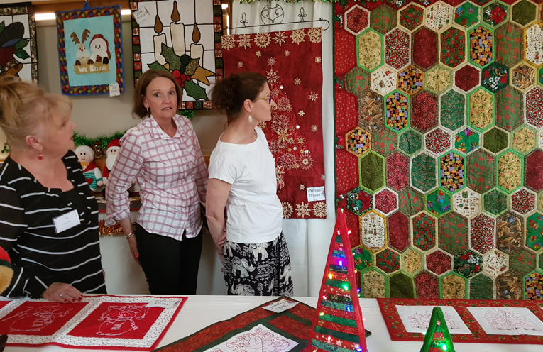 QUILTS BY THE MYALL: Christmas Display.