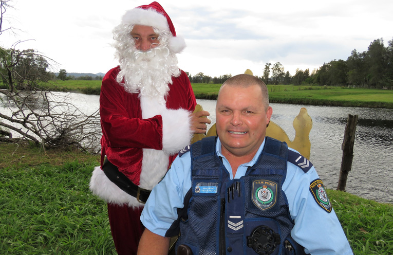 Sn Constable Trevor McLeod with Santa Claus. 