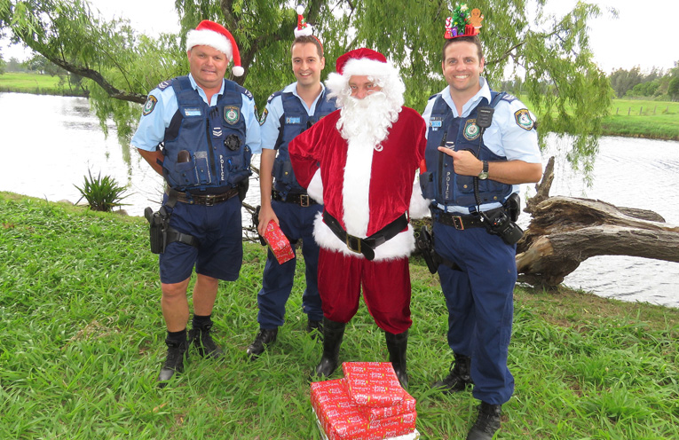 Sn Constables Trevor McLeod, Dave Feeney and Ash Ray with Santa.