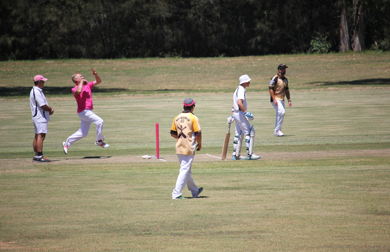 Rod Lyon coming in to bowl for Medowie during their Pink Stumps match. Photos by Andrew McKenzie