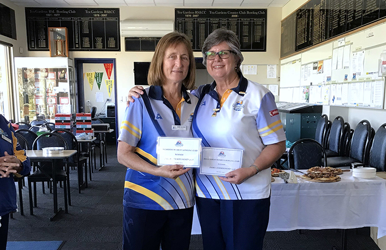 Winners of the Major Pairs Jean Glover and Karen McPhie.