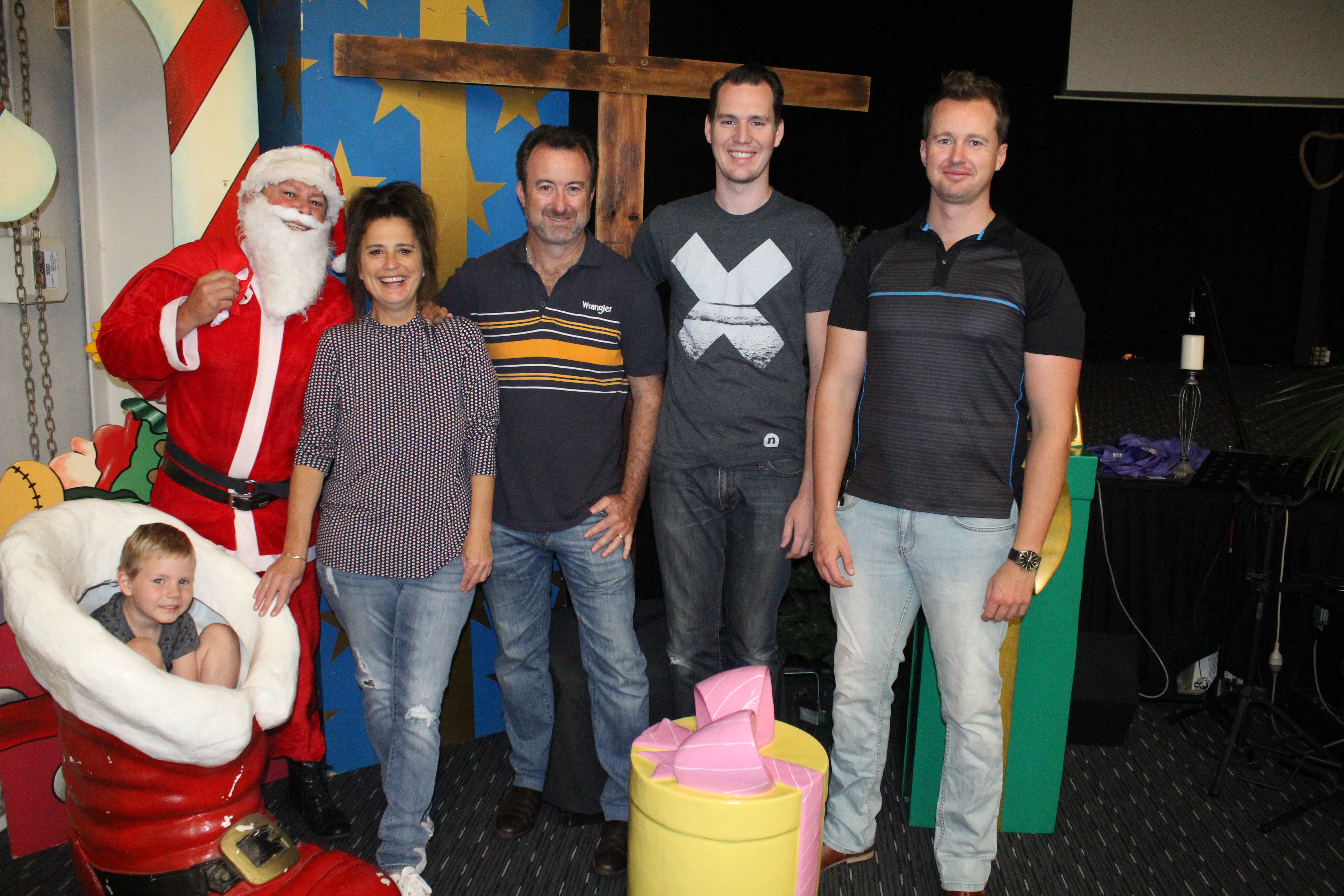 The committee organising the Carols in the Bay:
Frank Future, Cindy Eick, Bill Brill, Anyerin Drury, John Archer with Noah Drury in Santa’s boot. Photo by: Jewell Drury
