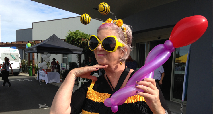 BALLOON TWISTER: Queen Bee.