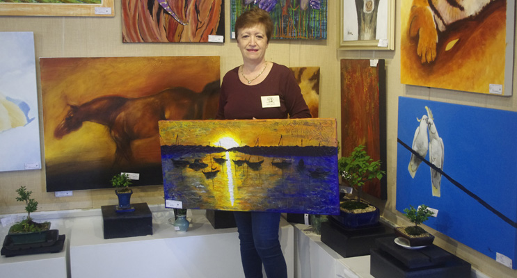 Meryl Miller of Corlette with her painting of Sunset at Roy Wood Reserve.